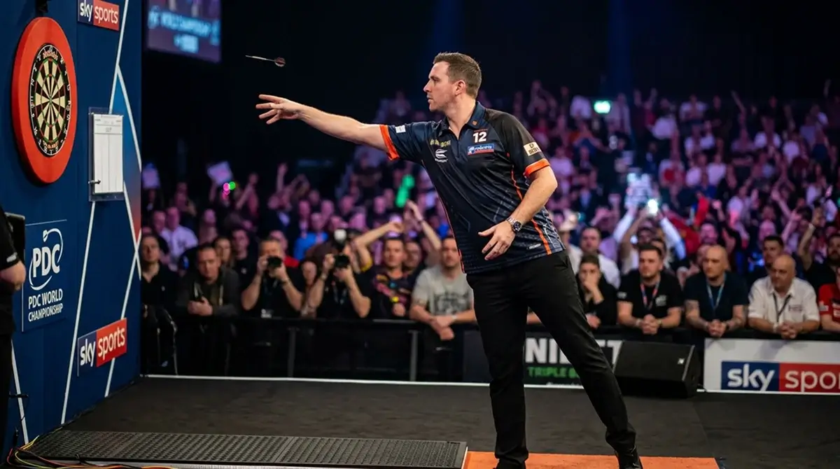 Darts-Spieler beim Wurf auf Triple 20 für ein Maximum